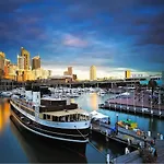 Prime Double Room - Ac - Seconds To Central Cbd - Near Uts& Usyd& Darling Harbour& High Rated Restaurants - Shared Bathroom